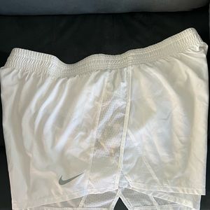 NWT XXL WHITE LADIES NIKE DRI FIT SHORTS